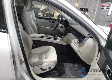 2024 Volvo Xc60 B5 Plus Dark Theme z USA, uszkodzony, nr VIN YV4L12RL2R1825304